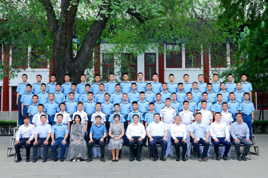 邱水平同全体“双学籍”飞行学员在俄文楼前集体合影.jpg
