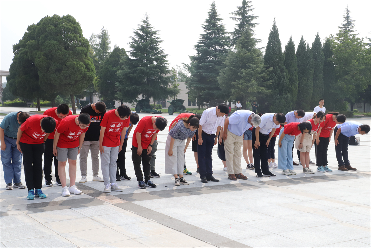 在扶眉战役纪念馆纪念碑前向先烈致敬_副本.jpg