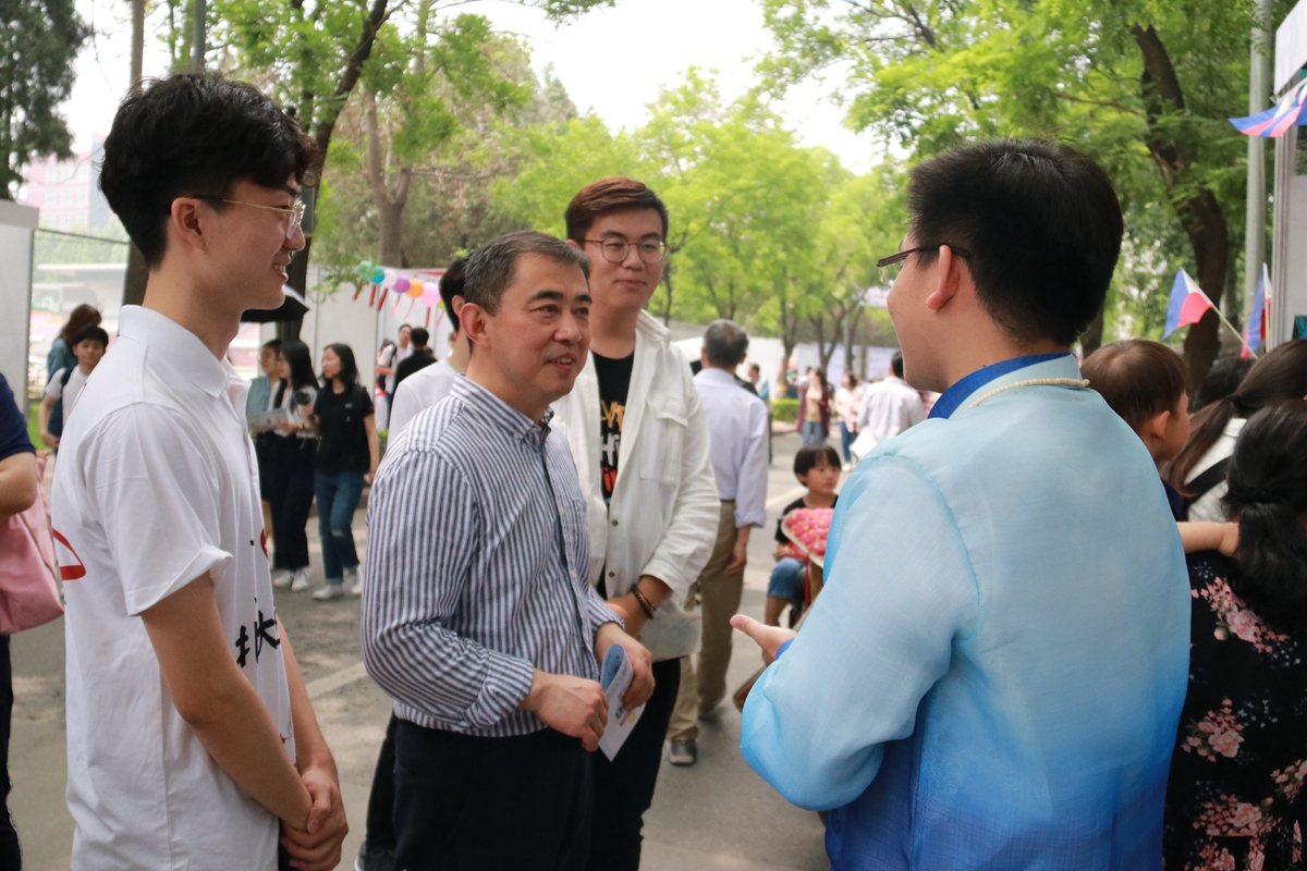 徐善东（左二）在北京大学医学部第二届世界文化节暨第二十六届社团文化节上与学生交流_副本.jpg