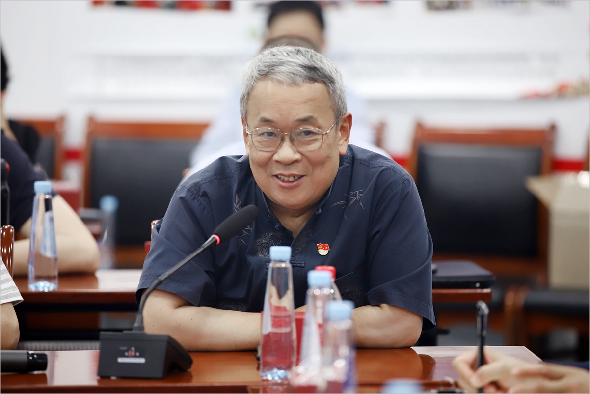 何小锋.jpg