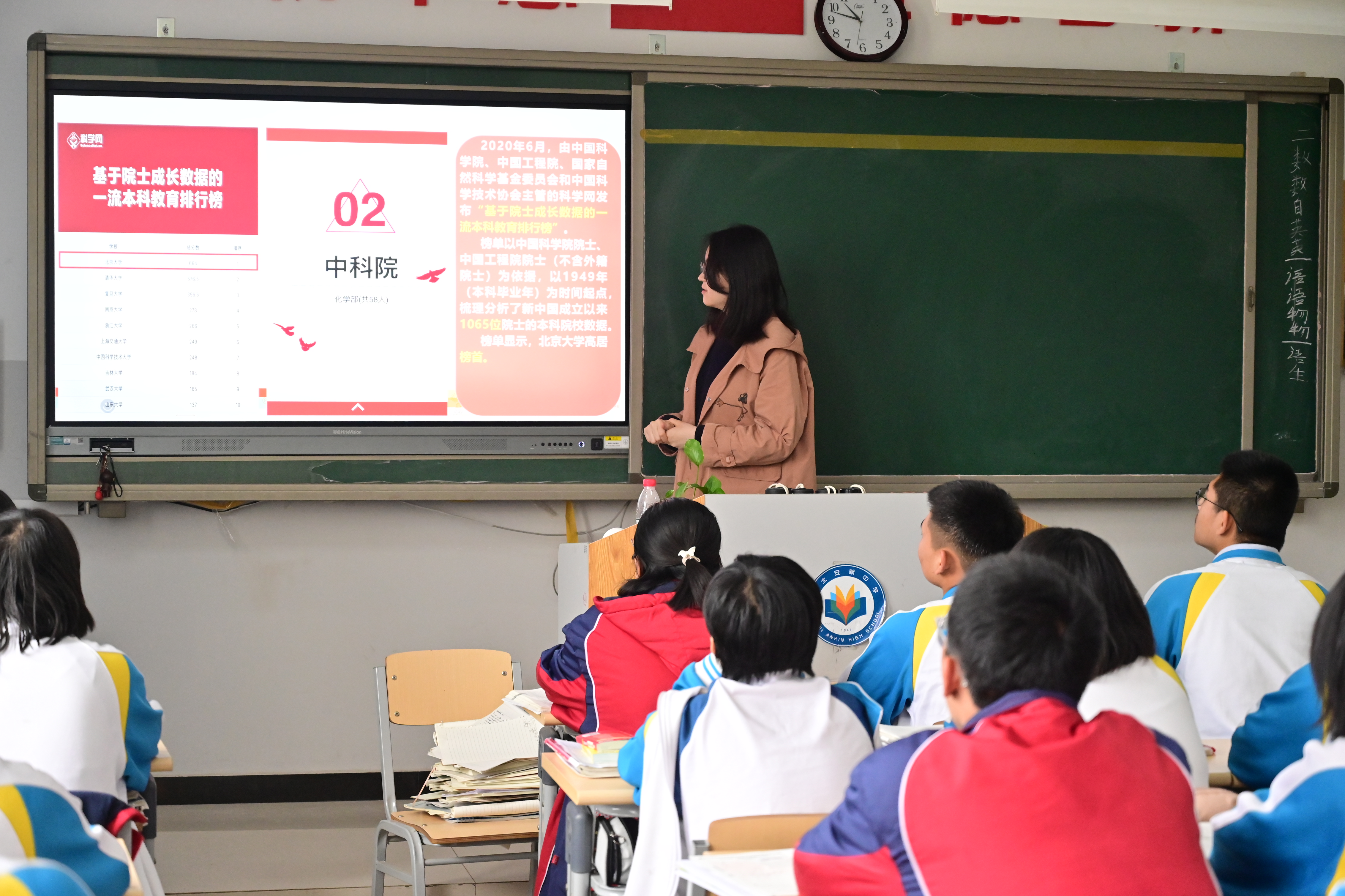 图7-6 实践团成员进入各班进行分享.JPG