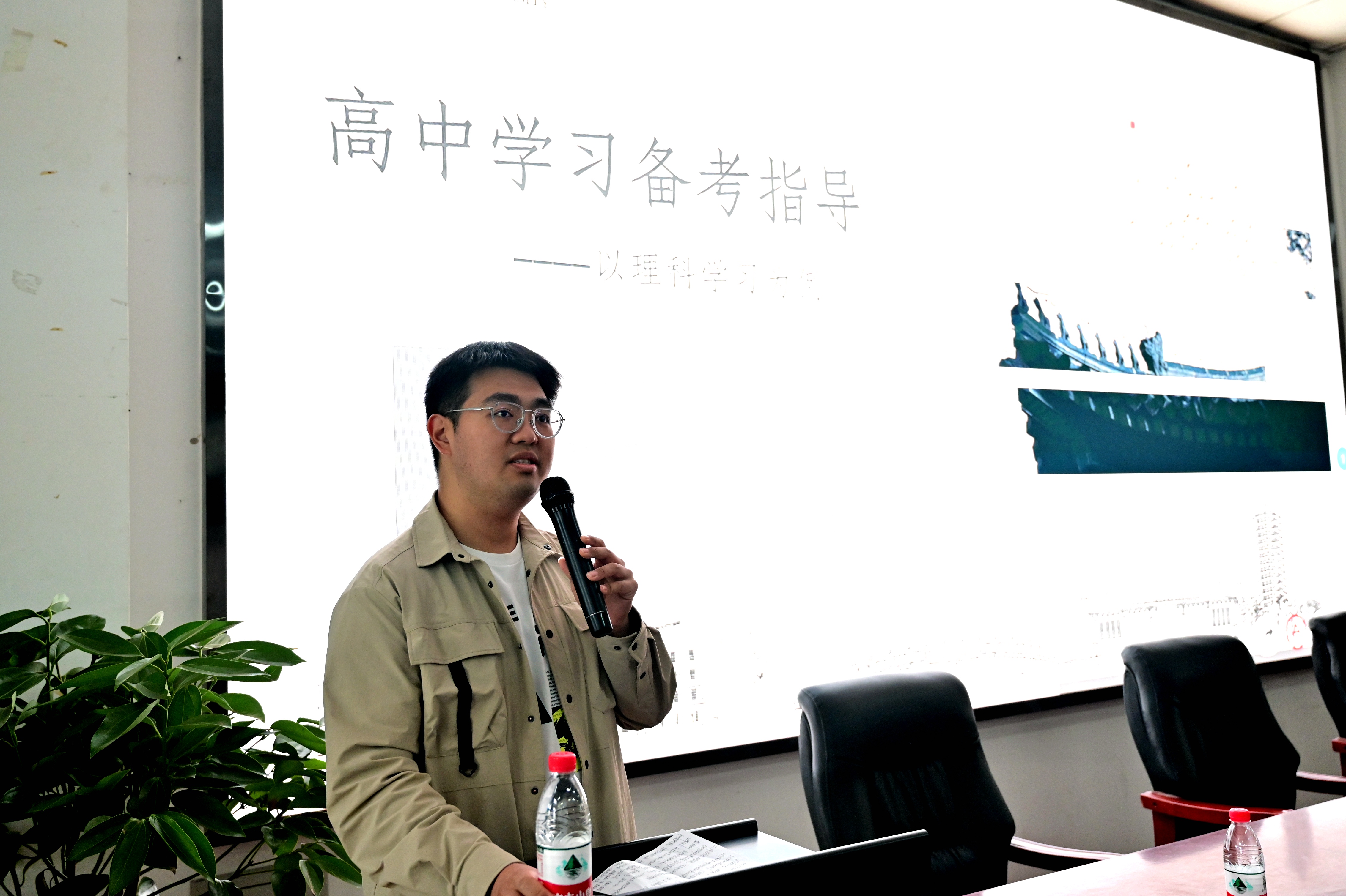 图4 工学院2020级本科生林奕成做分享.JPG