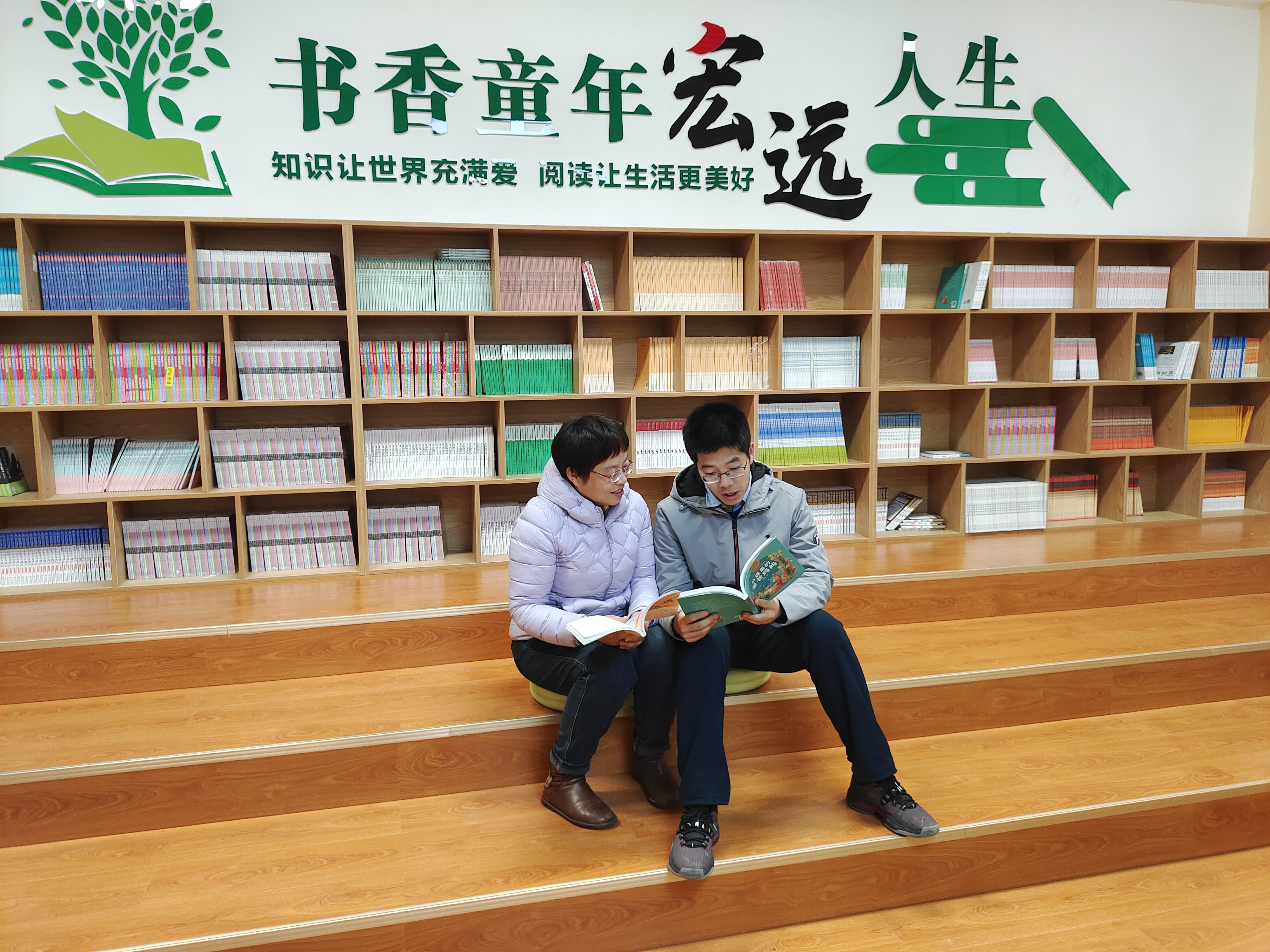 10董晨晖回到小学与母亲共同读书.jpg