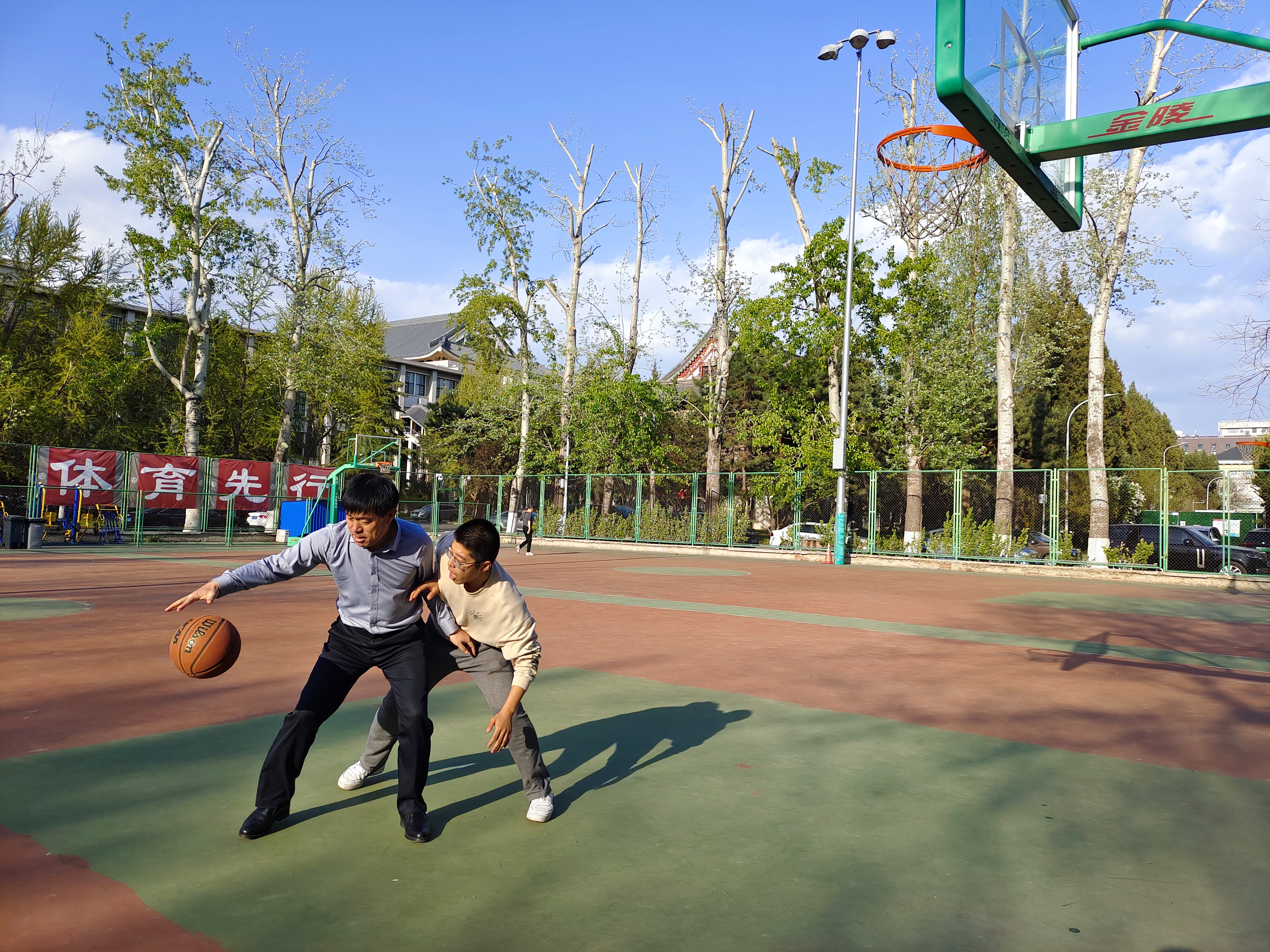 15董晨晖与父亲在北大打篮球.jpg