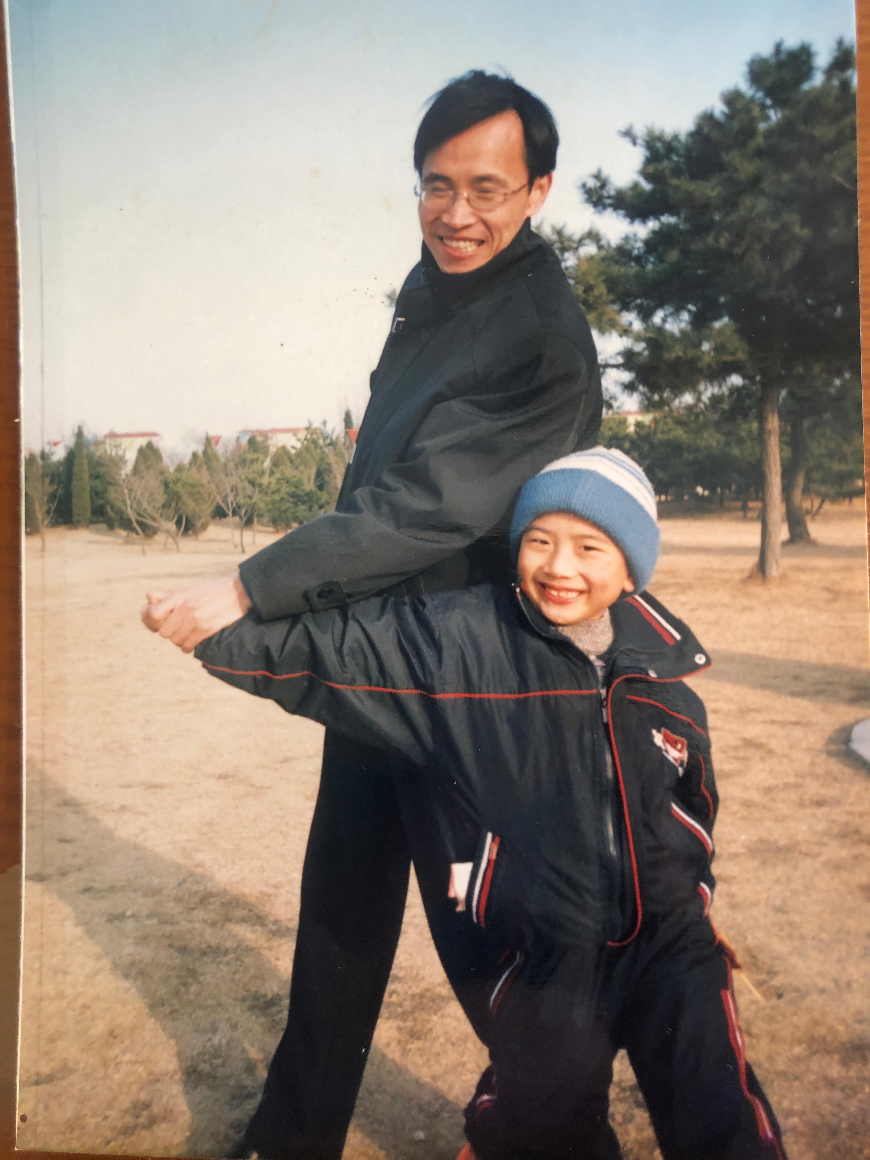 7-陈曦儿时与父亲的合照.jpg